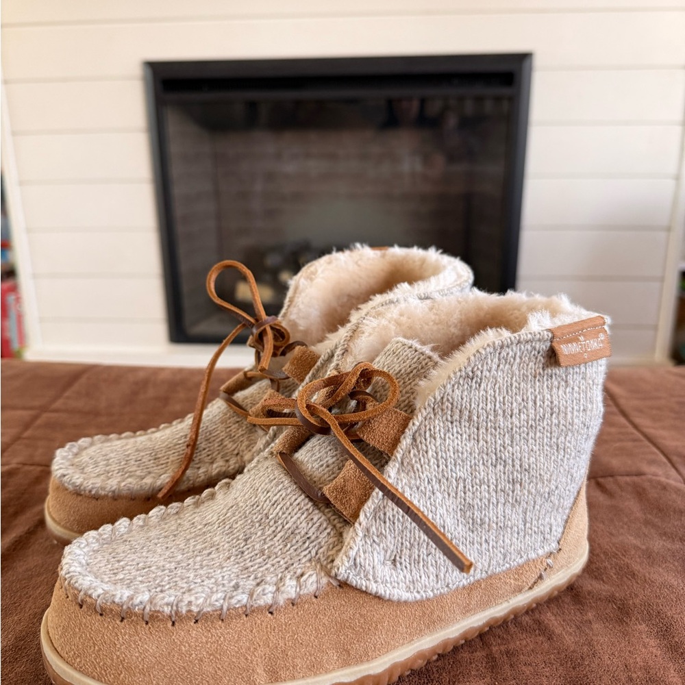 Minnetonka Women's Brown and Cream Slippers